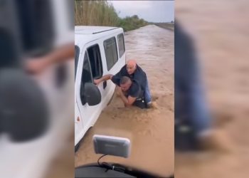 Il crollo del ponte, adesso Maida è isolata. Anziano nell’auto ormai sommersa salvato dai Vigili del Fuoco