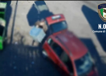 Fotografato ed identificato l’uomo che ha scaricato per strada rifiuti ingombranti