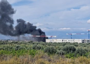 Un violento incendio si è sviluppato nel cantiere del nuovo ospedale di Sibari