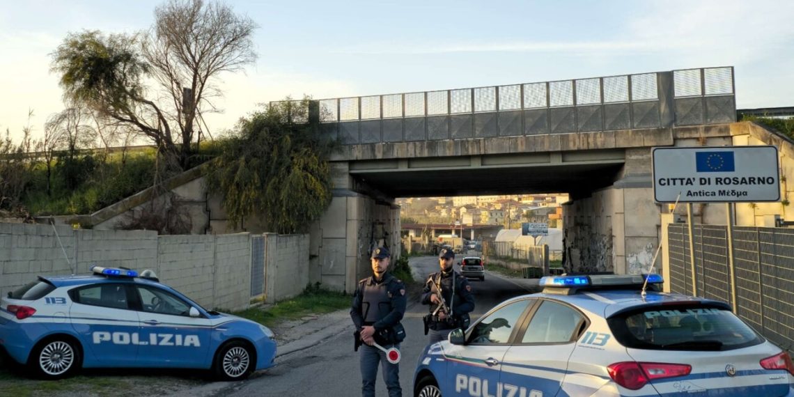 Sferra un pugno ad un uomo, poi cerca di aggredire i poliziotti che volevano identificarlo: arrestato