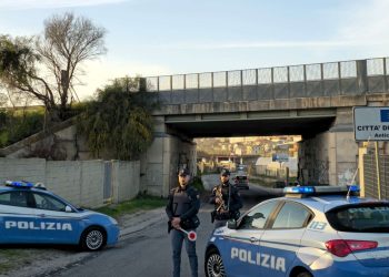 Sferra un pugno ad un uomo, poi cerca di aggredire i poliziotti che volevano identificarlo: arrestato