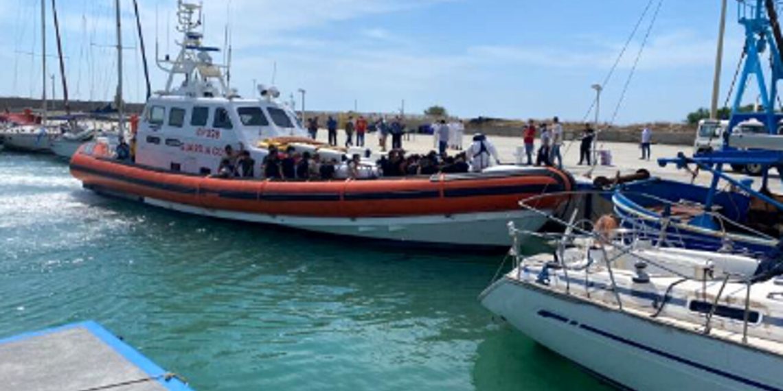 Continuano gli sbarchi di migranti nel porto di Roccella Jonica