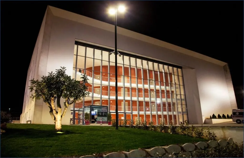 Vibo Valentia ha il suo nuovo tormentone: a chi intitolare il Teatro comunale di prossima apertura? 3 teatro comunale vibo valentia 1024x663 1
