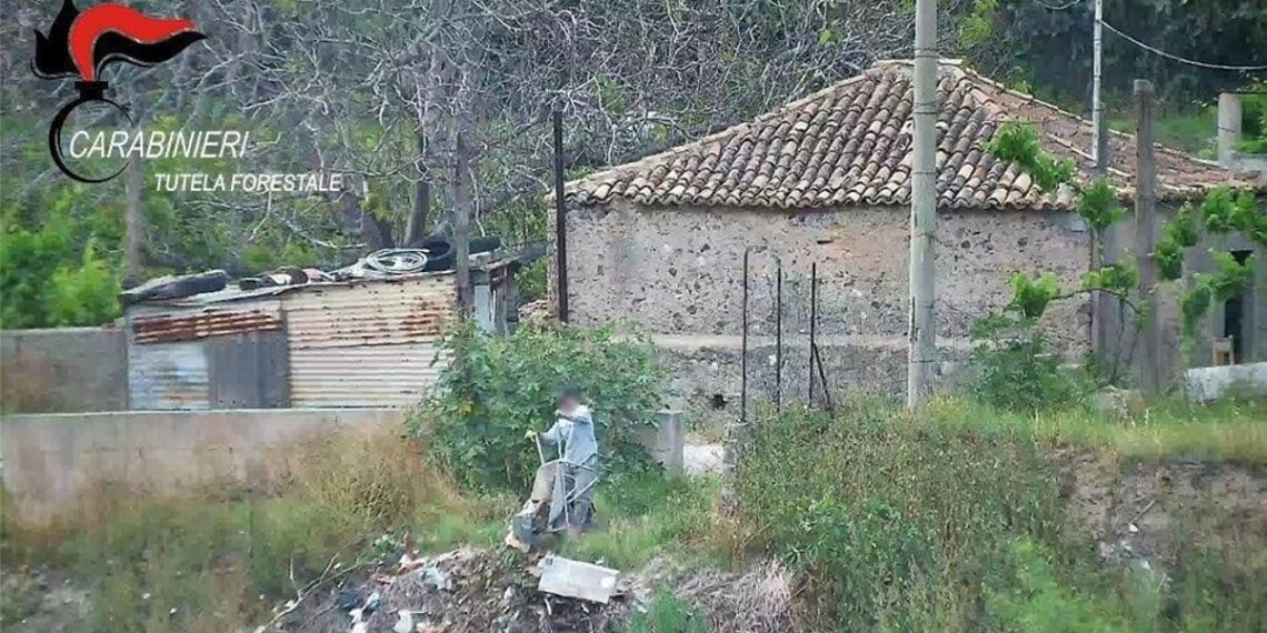 Reggio Calabria, i carabinieri forestali scoprono una discarica abusiva lungo il torrente Sant'Agata 1 Reggio Calabria, i carabinieri forestali scoprono una discarica abusiva lungo il torrente Sant’Agata