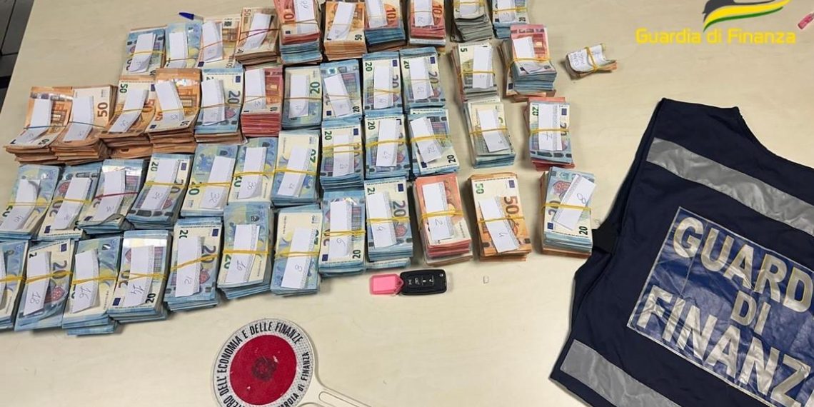 La Guardia di Finanza ha sequestrato 400 mila euro nascosti in due intercapedini di un’auto guidata da un albanese 1 La Guardia di Finanza ha sequestrato 400 mila euro nascosti in due intercapedini di un’auto guidata da un albanese