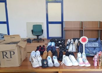 Scoperta merce contraffatta al mercato settimanale di Crotone