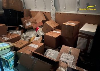 La Guardia di Finanza sequestra oltre quattro tonnellate di “botti” illegali (VIDEO)