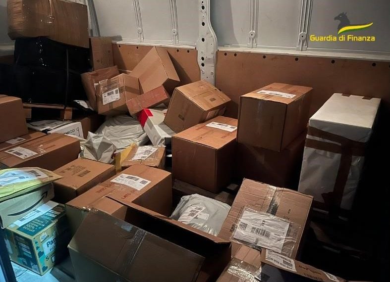 La Guardia di Finanza sequestra oltre quattro tonnellate di “botti” illegali (VIDEO)