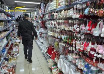 Mezzo milione di articoli natalizi non sicuri sequestrati dalla GdF di Cosenza (VIDEO)