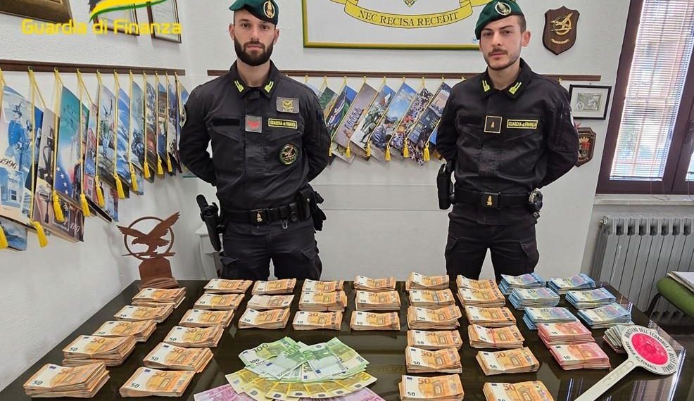 Trovati 250.000 euro nel sottofondo di un’auto che transitava sulla SS 106