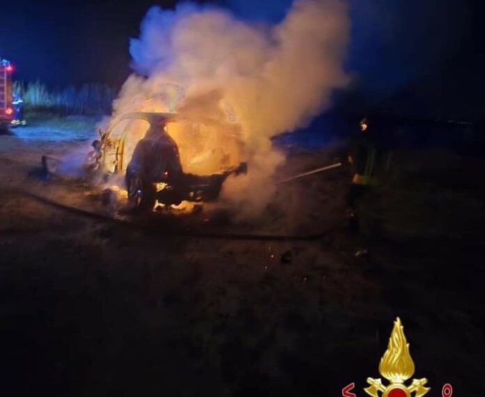 I Vigili del Fuoco crotonesi sono dovuti intervenire per due incendi ad altrettante auto