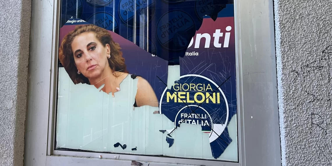 Vandalizzata la sede di Fratelli d'Italia in Galleria Mancuso a Catanzaro 1 Vandalizzata la sede di Fratelli d’Italia in Galleria Mancuso a Catanzaro