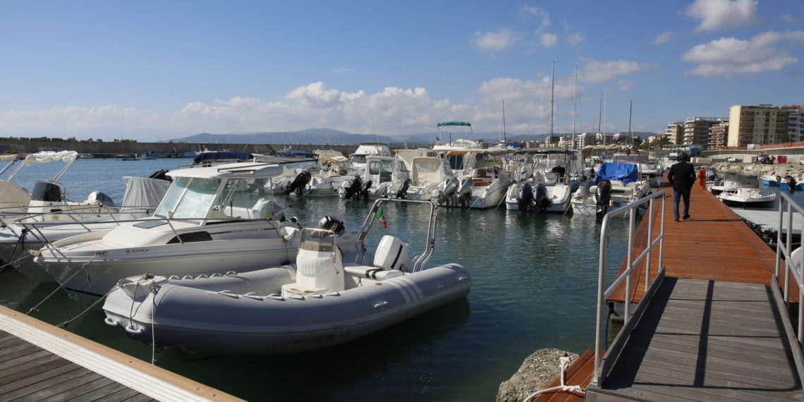 Trovato un cadavere vicino agli scogli del porto di Catanzaro