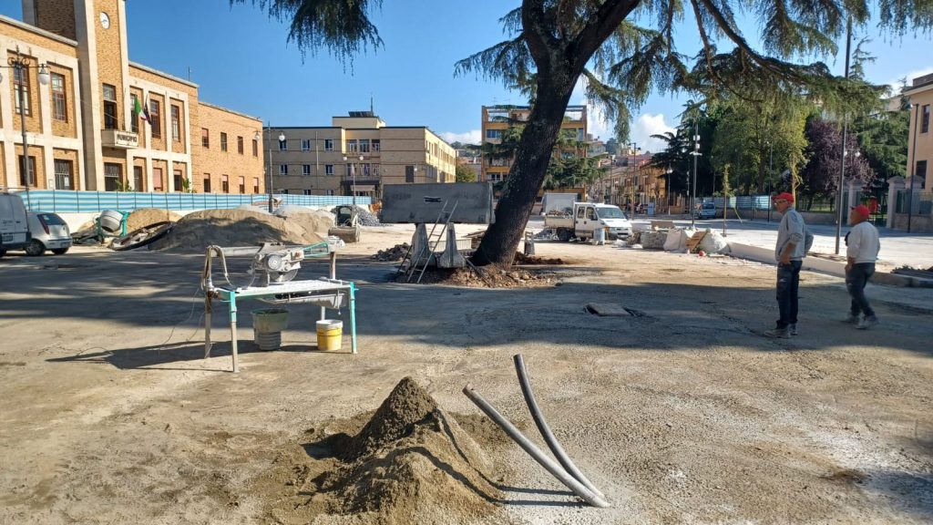 Verrà abbattuto il cedro di Piazza Municipio a Vibo Valentia (così come prevedeva il progetto originario) 1 WhatsApp Image 2024 11 02 at 08.43.20