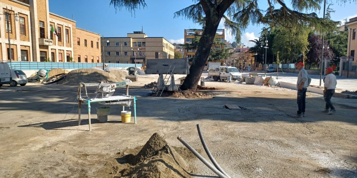 Verrà abbattuto il cedro di Piazza Municipio a Vibo Valentia (così come prevedeva il progetto originario) 1 Verrà abbattuto il cedro  di Piazza Municipio a Vibo Valentia (così come prevedeva il progetto originario)
