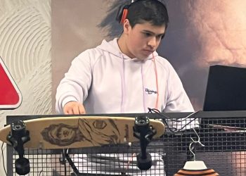 La giovane movida vibonese in una serata alternativa, bagno di folla da Franky Jeans con il dj-set di Dade