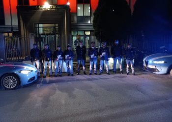 La questura di Vibo Valentia si tinge di arancione per la giornata contro la violenza sulle donne (VIDEO)