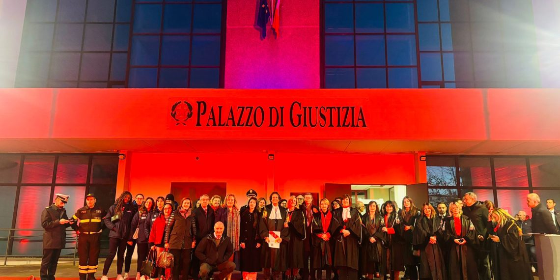 Anche il tribunale nuovo di Vibo Valentia si tinge di rosso in occasione del 25 novembre 1 Anche il tribunale nuovo di Vibo Valentia si tinge di rosso in occasione del 25 novembre