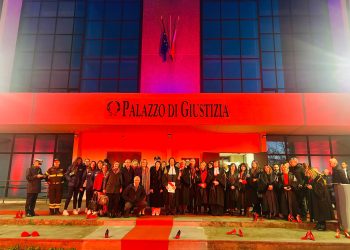 Anche il tribunale nuovo di Vibo Valentia si tinge di rosso in occasione del 25 novembre