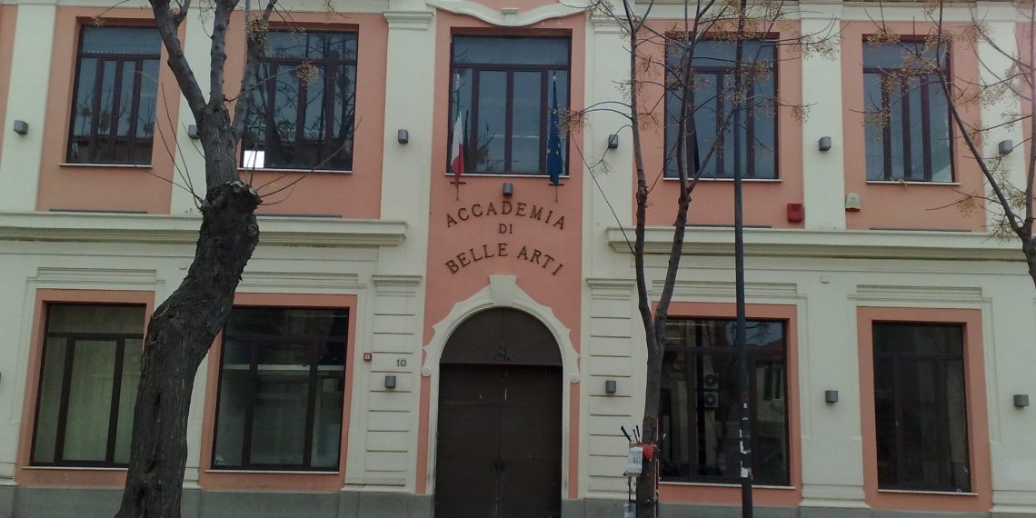 Arrestato l’autore degli atti di vandalismo sulla facciata dell’Accademia di Belle Arti di Reggio Calabria (VIDEO)