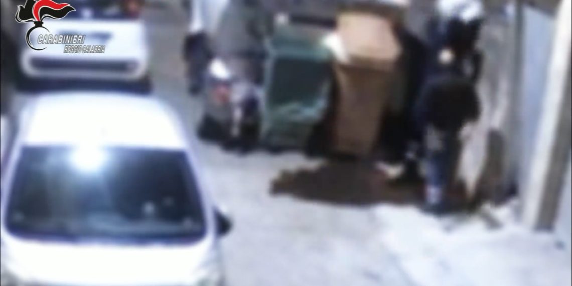 Denunciati due operatori ecologici che avevano scaricato rifiuti in un terreno provato (VIDEO) 1 Denunciati due operatori ecologici che avevano scaricato rifiuti in un terreno provato (VIDEO)