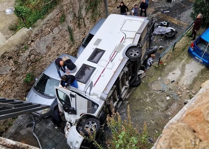Pizzo, una manovra sbagliata e si consuma la tragedia. Un camper precipita dalla ringhiera di via Salomone