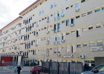 Bimba di 7 anni cade dalla finestra, portata in ospedale la mamma si getta nel vuoto