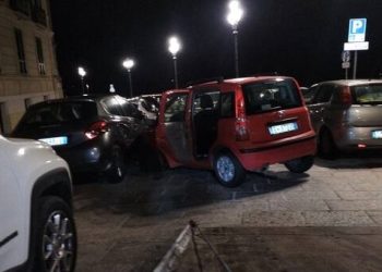 Ladro che non sa guidare ruba un auto a Catanzaro, ma va subito a sbattere contro un’altra posteggiata