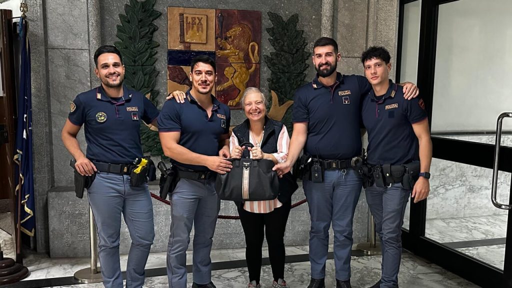 polizia riconsegna borsa anziana