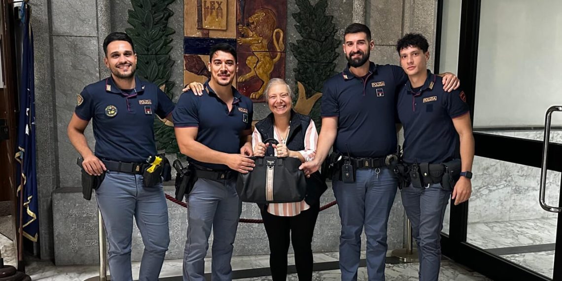 Scippa una borsa ad una donna e viene arrestato dalla Polizia