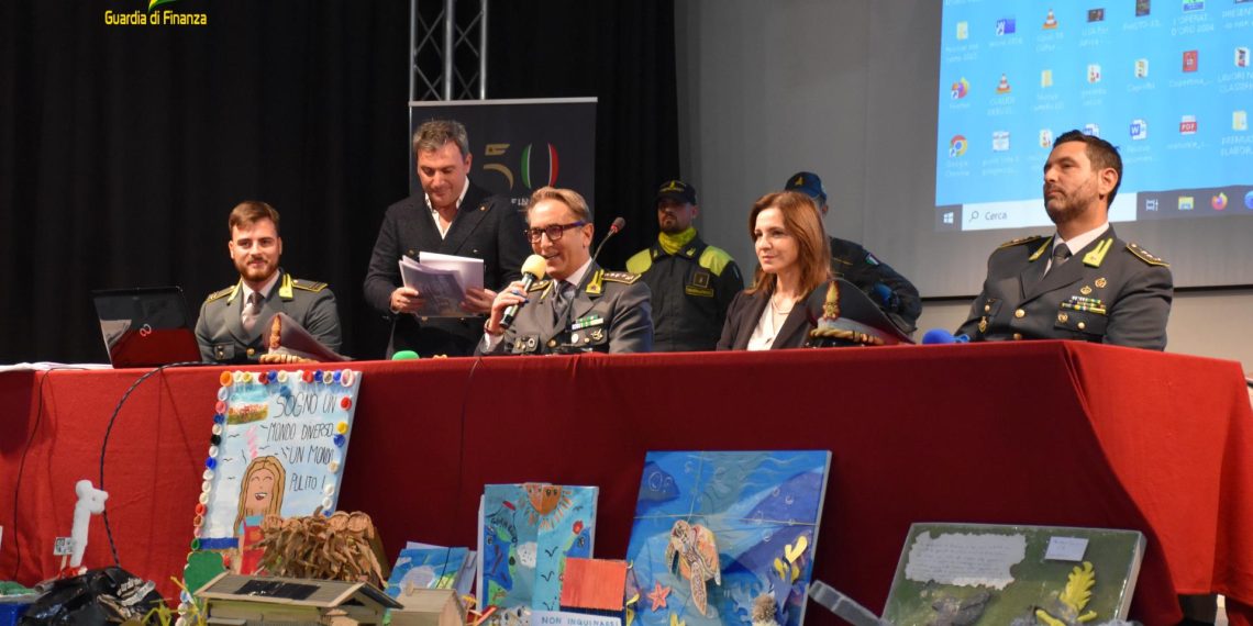 A Vibo Valentia la premiazione del concorso “Ambientazioni: a scuola di legalità con la Guardia di Finanza” (VIDEO)