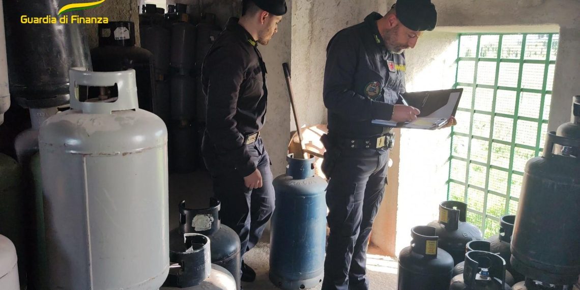 La Guardia di Finanza di Crotone sequestra oltre 750 bombole di GPL a due aziende di Cirò Marina