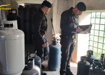 La Guardia di Finanza di Crotone sequestra oltre 750 bombole di GPL a due aziende di Cirò Marina