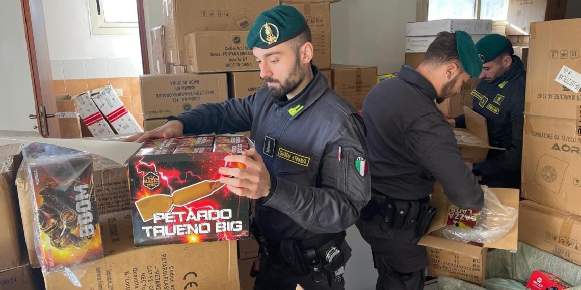 La Guardia di Finanza Catanzaro sequestra oltre 2 tonnellate di fuochi d’artificio detenuti in condizioni non sicure (VIDEO)