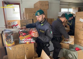 La Guardia di Finanza Catanzaro sequestra oltre 2 tonnellate di fuochi d’artificio detenuti in condizioni non sicure (VIDEO)