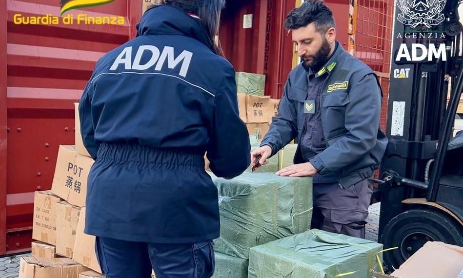 Fuochi pirotecnici illegali, maxi sequestro nel porto di Gioia Tauro (VIDEO) 1 Fuochi pirotecnici illegali, maxi sequestro nel porto di Gioia Tauro (VIDEO)