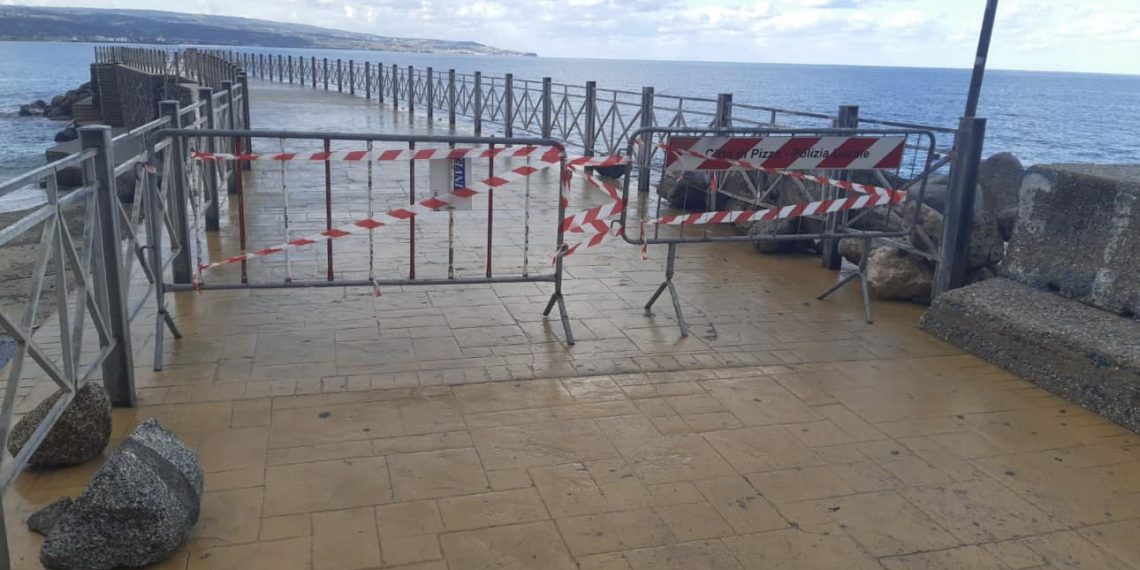 Maltempo, le mareggiate hanno danneggiato il Molo Pizzapunti alla Marina di Pizzo