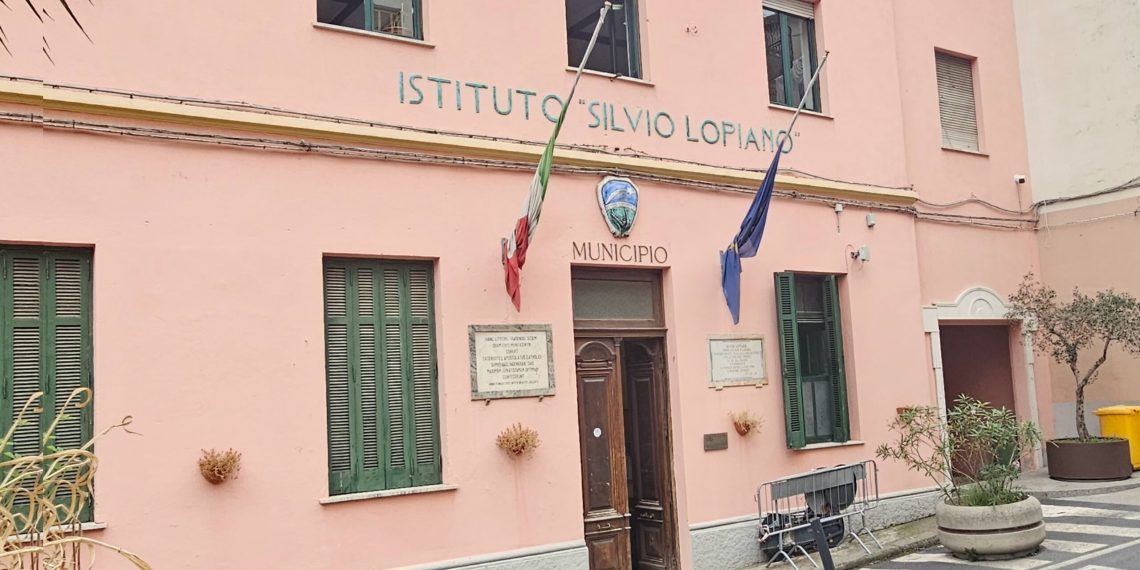 A Cetraro 9 consiglieri comunali si dimettono mettendo fine la consiliatura guidata dal sindaco Ermanno Cennamo 1 A Cetraro 9 consiglieri comunali si dimettono mettendo fine la consiliatura guidata dal sindaco Ermanno Cennamo