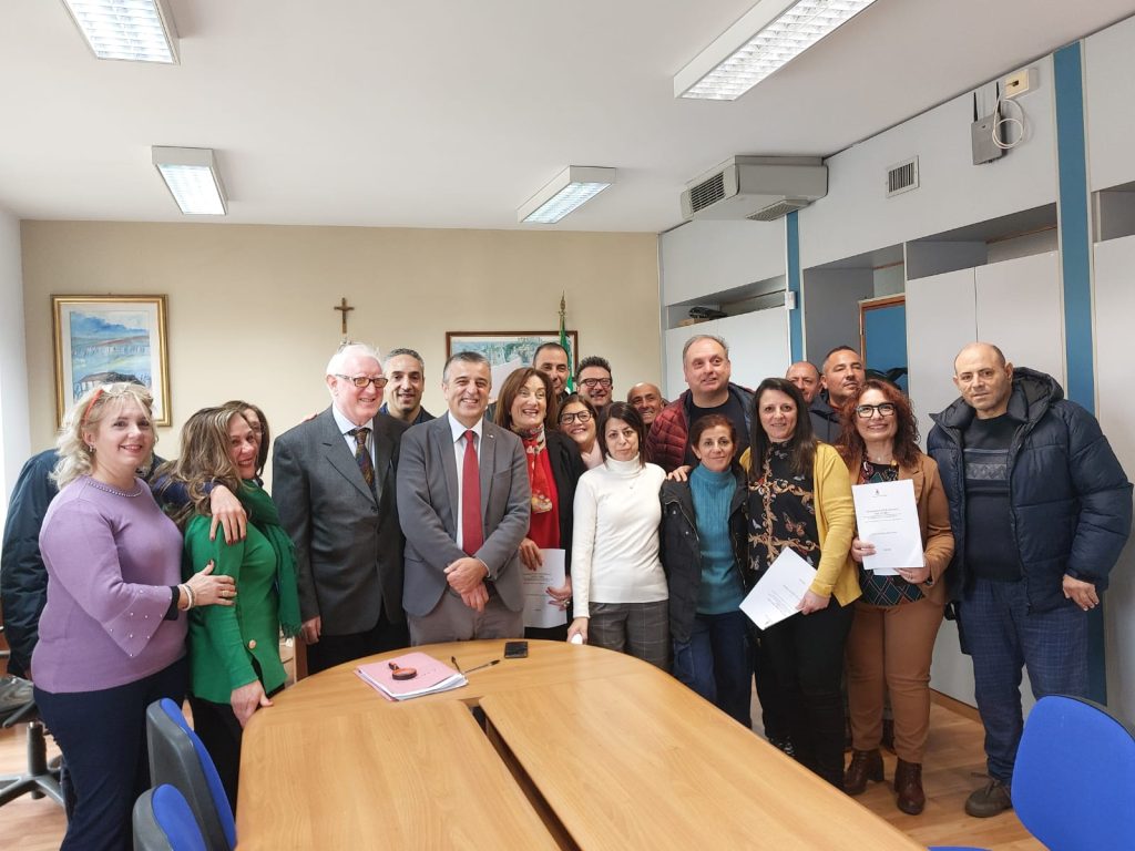 Foto di gruppo dei dipendenti assieme a presidente e segretario