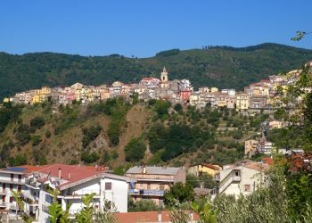 Cadavere ritrovato in una vasca di raccolta delle acque piovane lungo la strada di Gimigliano