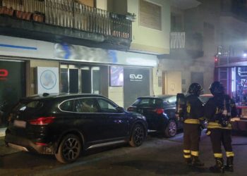 Incendio in un palazzo a tre piani a Reggio Calabria