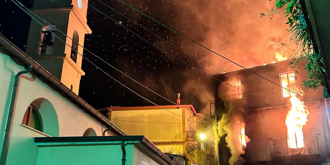 Monterosso, incendio in un’abitazione del centro: due persone sono rimaste ustionate (FOTO)