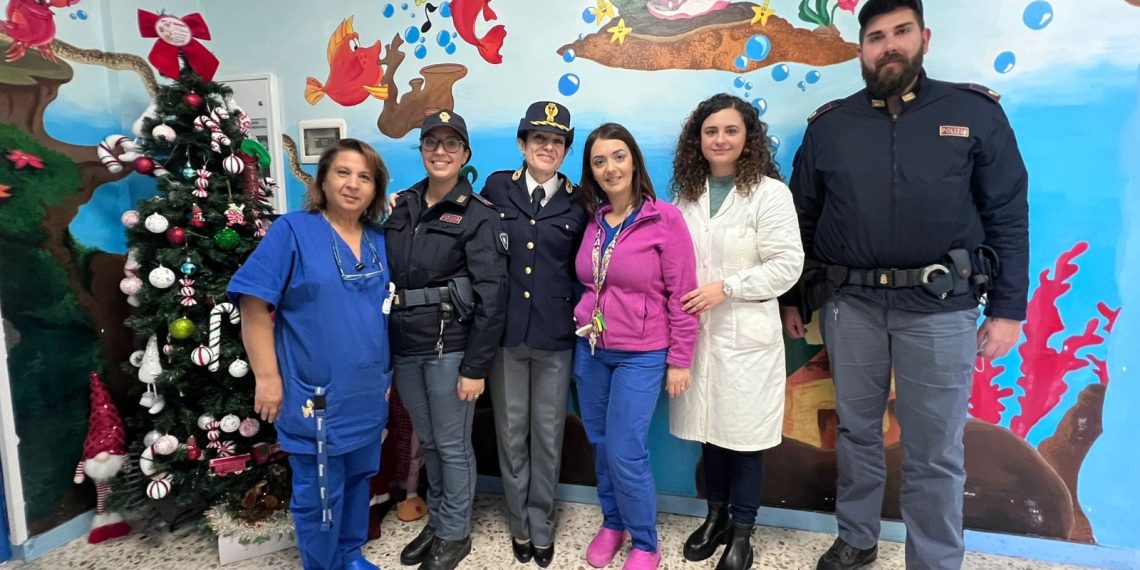 Visita degli agenti delle Questura di Vibo Valentia ai piccoli pazienti del reparto di pediatria dell’ospedale