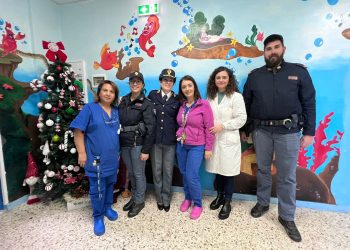 Visita degli agenti delle Questura di Vibo Valentia ai piccoli pazienti del reparto di pediatria dell’ospedale