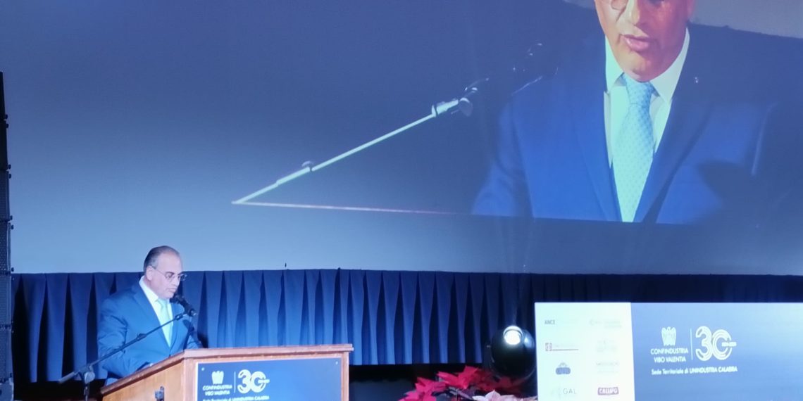 Confindustria Vibo Valentia celebra il suo trentennale. Passato, presente e futuro nel discorso del Presidente Colacchio 1 Confindustria Vibo Valentia celebra il suo trentennale. Passato, presente e futuro nel discorso del Presidente Colacchio