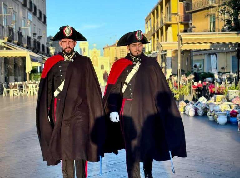 Carabinieri in Grande Uniforme illuminano le vie di Vibo Valentia, Serra San Bruno, Tropea, Nicotera e Pizzo 1 Carabinieri in Grande Uniforme illuminano le vie di Vibo Valentia, Serra San Bruno, Tropea, Nicotera e Pizzo