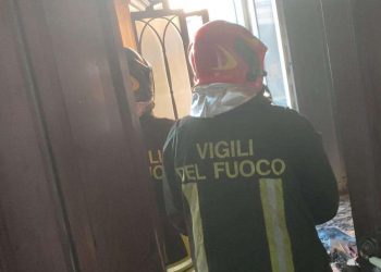 I Vigili del Fuoco spengono un incendio in un appartamento nel centro di Tropea