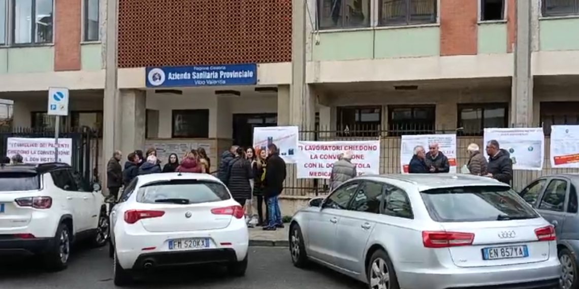 Continua il presidio del “Comitato Caregivers” del Don Mottola Medical Center di Drapia davanti all'ASP di Vibo Valentia 1 Continua il presidio del “Comitato Caregivers” del Don Mottola Medical Center di Drapia davanti all’ASP di Vibo Valentia