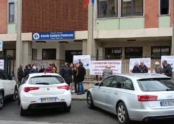 Continua il presidio del “Comitato Caregivers” del Don Mottola Medical Center di Drapia davanti all’ASP di Vibo Valentia