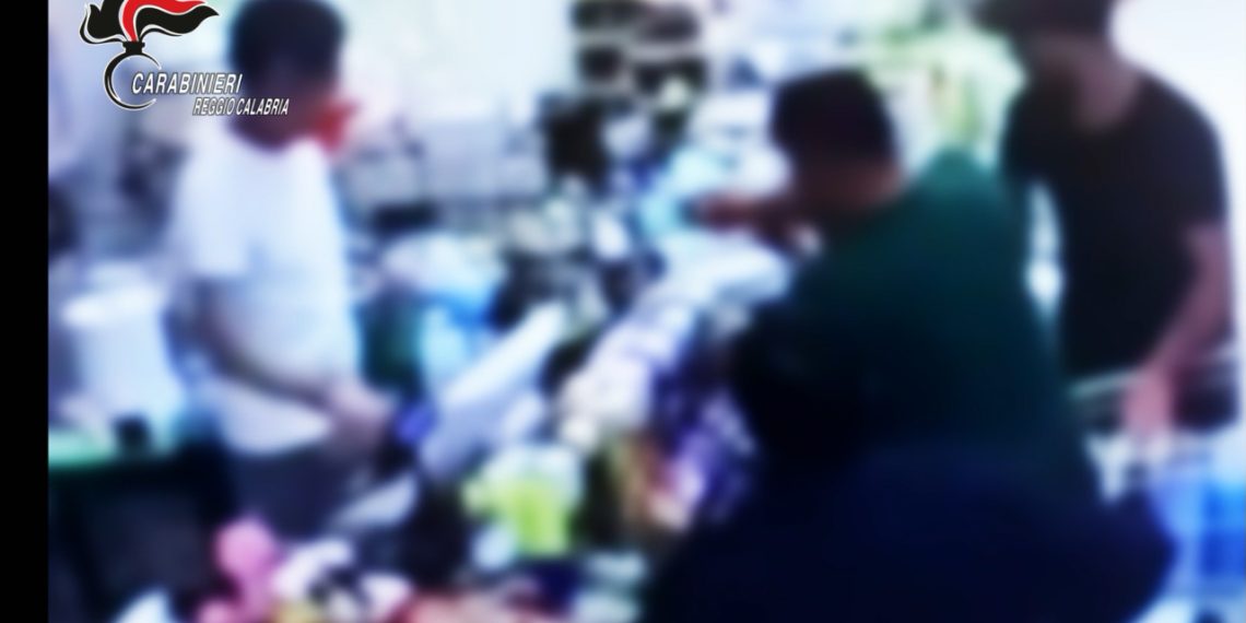 Rubano il portafogli da un furone per le consegne: due arresti a Pellaro